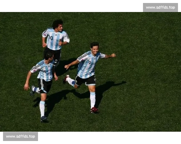 历史交锋揭秘：足坛经典对决背后的胜负与荣光